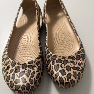 CROCS Kadee Women’s Tan Leopard Print slip on ballet flats Size 8